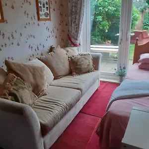 Newly Decorated & Furniture, 2 Single Beds, Large Room, Sofa, Netflix, Garden View, Patio & Seating ** Poole